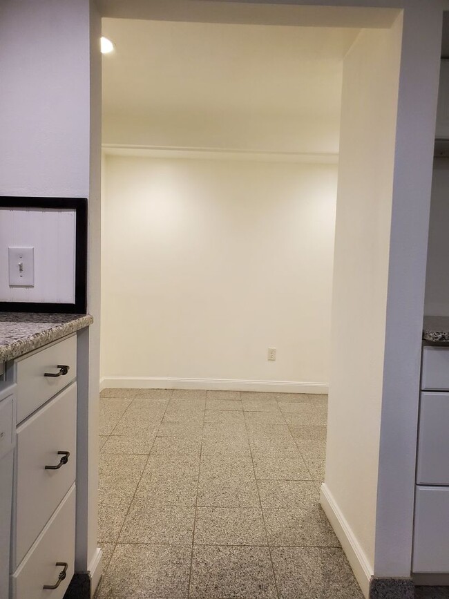 Building Photo - Cute, Quiet and Renovated One Bedroom Fini...