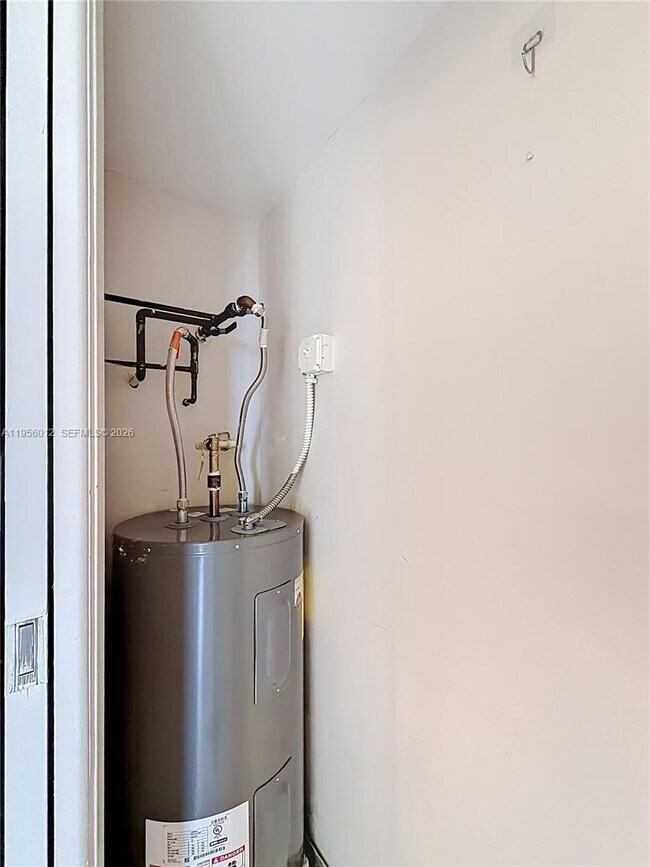 Building Photo - 605 Oaks Dr