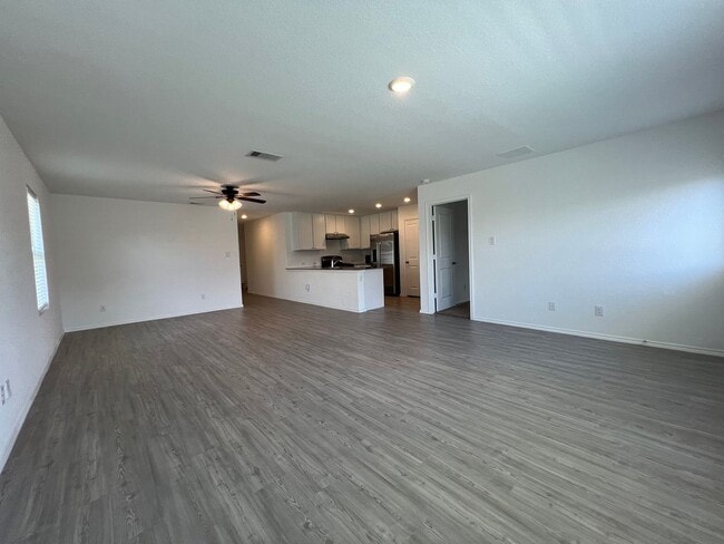 Building Photo - NEWER 4BDRM HOME IN LONDON ISD!