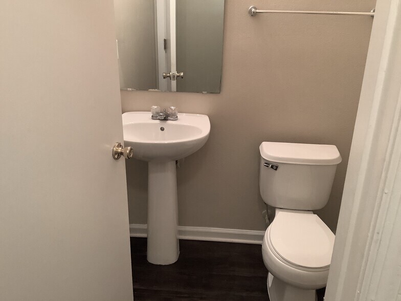 Building Photo - 11293 Justin Oaks Dr N