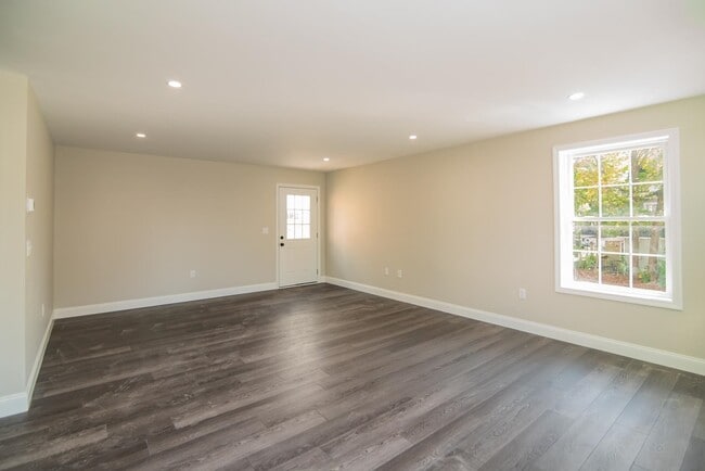 Building Photo - 575 Hall St