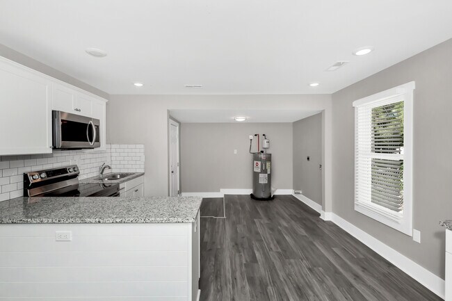 Building Photo - 908 Fairway Dr NW