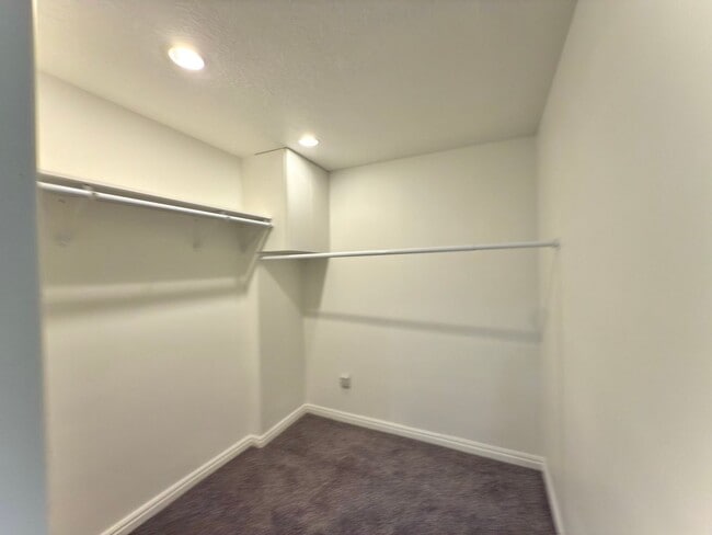 Building Photo - 4 Bedroom Clearfield Town Home Available i...