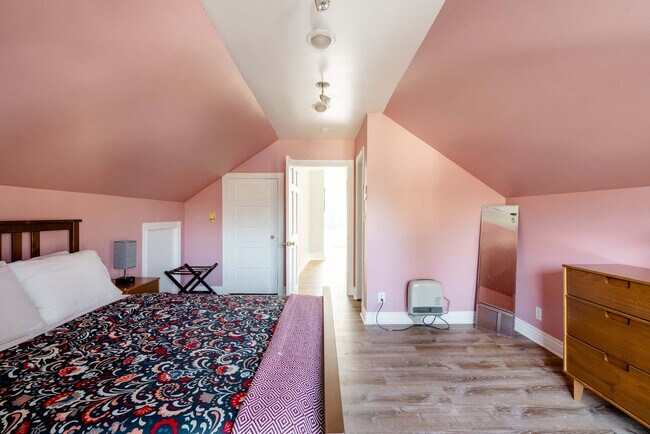 Building Photo - 4004 SE Division St