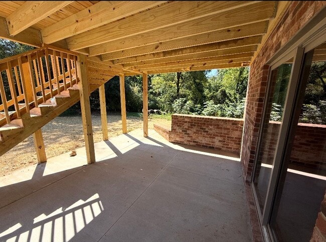 Building Photo - 102 Twin Lakes Dr