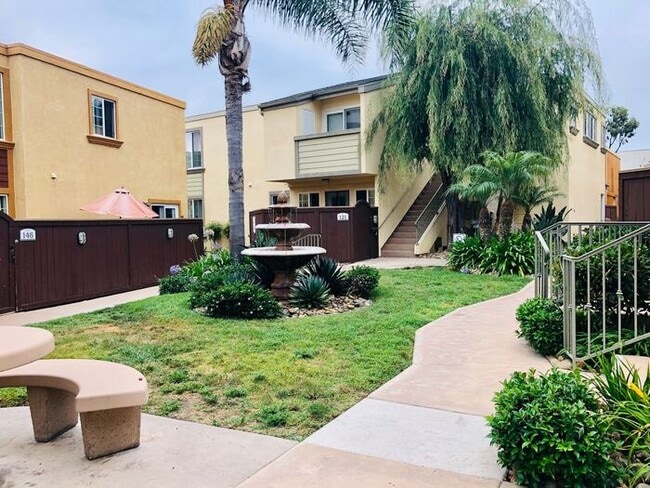 Building Photo - Sunny Top Floor 2BD/2BA Condo in Desirable...