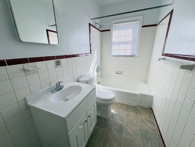 Building Photo - 2 Bedroom, 1 Bathroom Apartment in Greensboro!