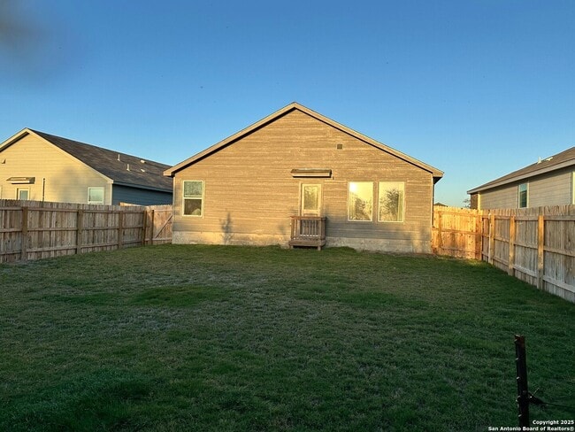 Building Photo - FULLY FURNISHED!!! 3Bed/2Bath House for Rent! Available Now! 12 or 6 month lease.