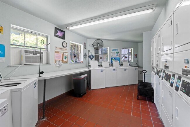 Building Photo - 2425 Ashdale Dr