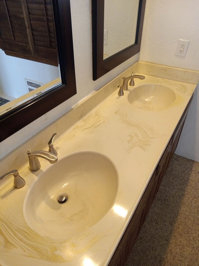 Building Photo - Fabulous 3 bedroom 2 bath tri-level home w...