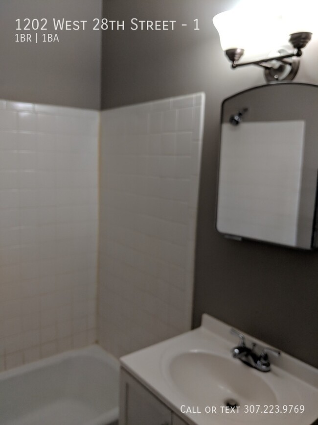 Building Photo - Great 1 bedroom, 1 bathroom apartment. Wal...