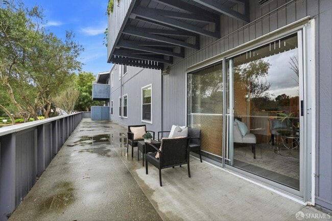 Building Photo - 101 Piccadilly Pl