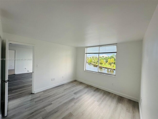 Building Photo - 1740 NW N River Dr