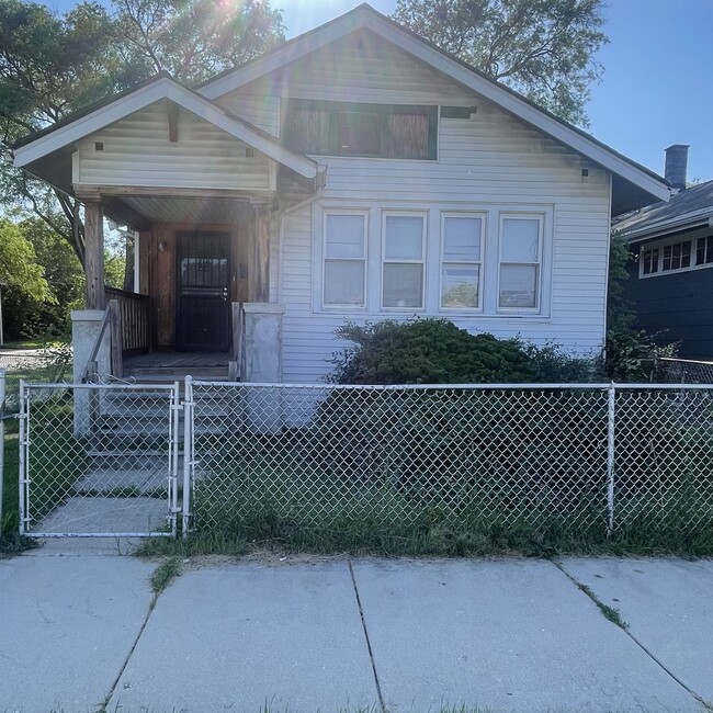 Primary Photo - 10056 S Indiana Ave