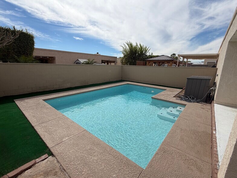 Building Photo - 729 W 37th St