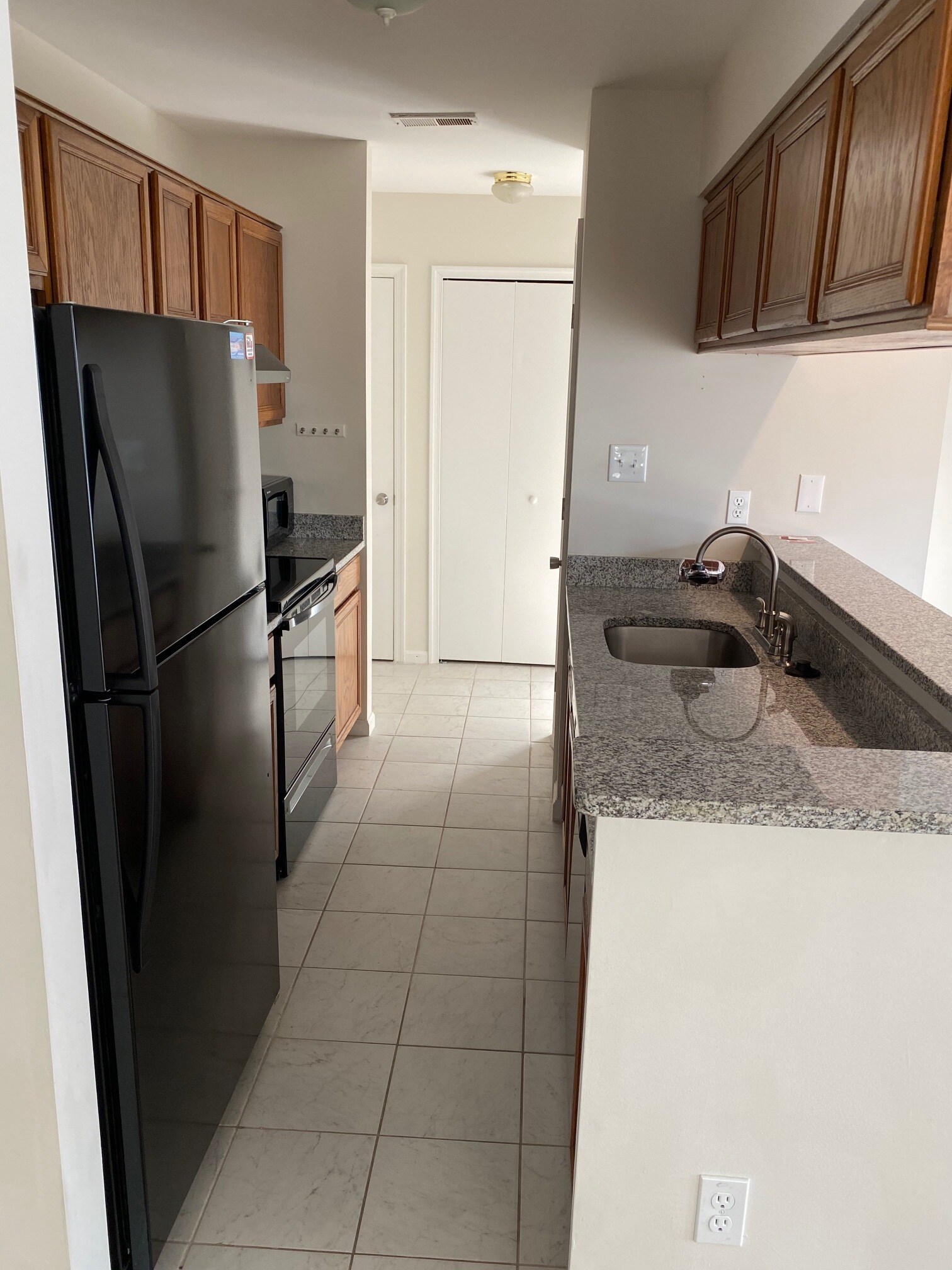 Building Photo - 300 Grosvenor Ln