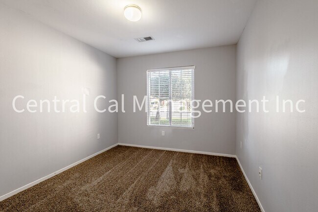 Building Photo - 3 Bedroom/2 Bath with Pool in the Southwest - $2295 Per Month!