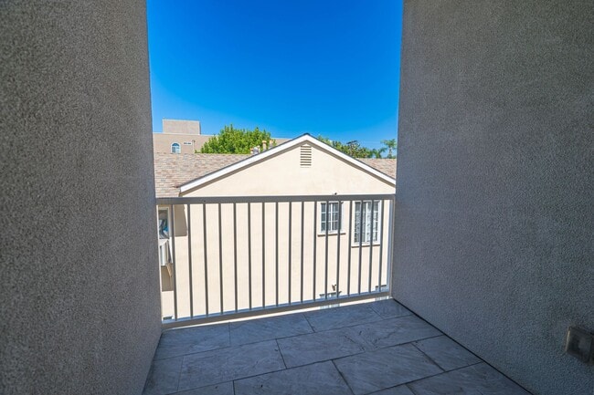 Building Photo - Beautiful 1-Bedroom Condo with an Office Space in Sherman Oaks!