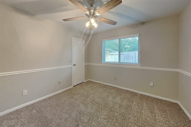 Building Photo - 9214 Palm Shores Dr