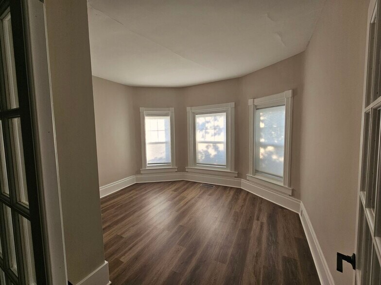 Parlor bedroom - 207 S East St