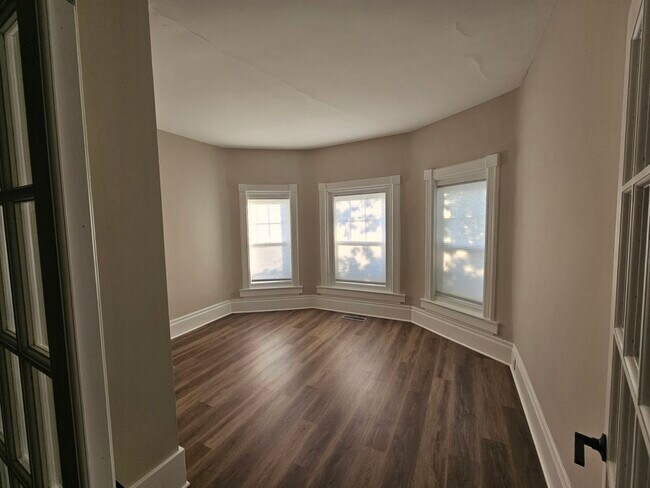 Parlor bedroom - 207 S East St