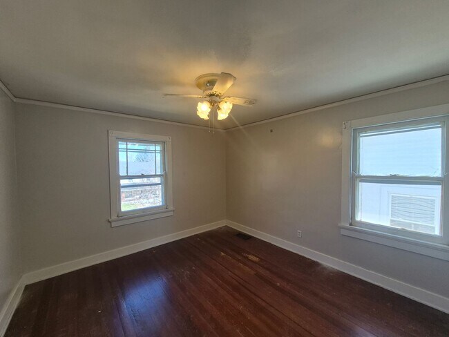 Building Photo - Charming 3 bedroom home