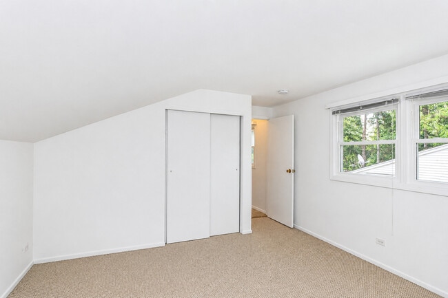 Building Photo - 697 Hickory Dr
