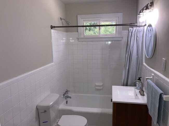 Building Photo - 5 Monaview St