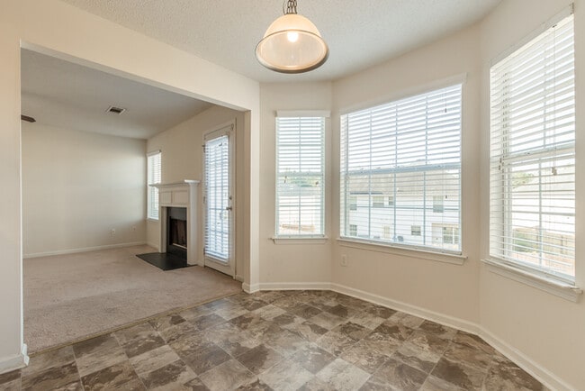 Building Photo - Spacious 4 bedroom 2.5 bath