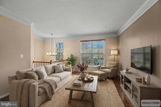 Building Photo - 735 Parev Way