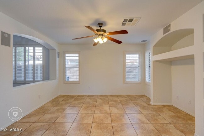 Building Photo - Gorgeous 4 Bed 3 Bath 3 Car home in Peoria with community Pool