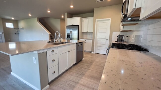 Building Photo - Bright & Beautiful 5 Bedroom 3 Bathroom