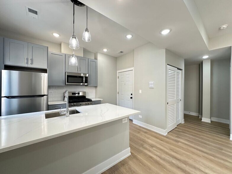 Building Photo - 437 W Belden Ave