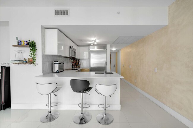 Building Photo - 1300 Brickell Bay Dr