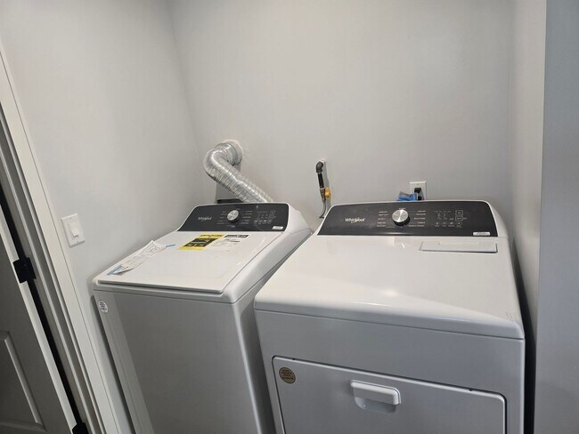 Building Photo - Fully Furnished 2 Bed, 2 Bath Townhome – 5...