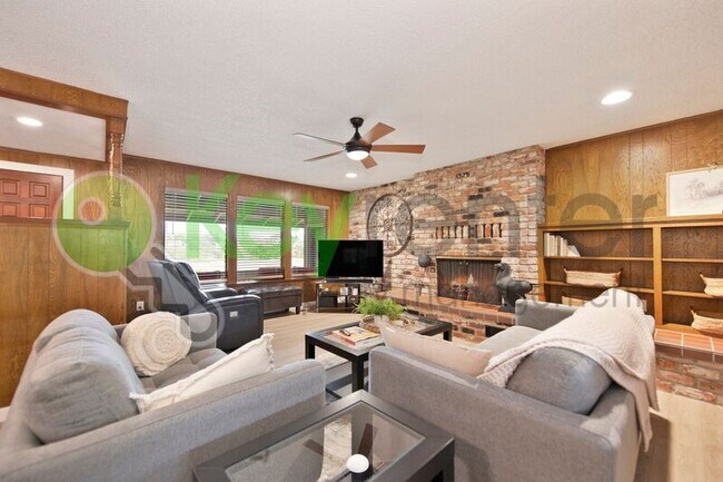 Building Photo - 9635 Oak Leaf Way