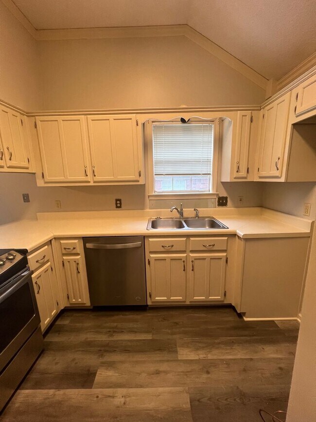 Building Photo - 3 bed, 2 bath in Lakeland near Stonebridge...