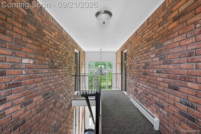 Building Photo - 454 Romeo Rd