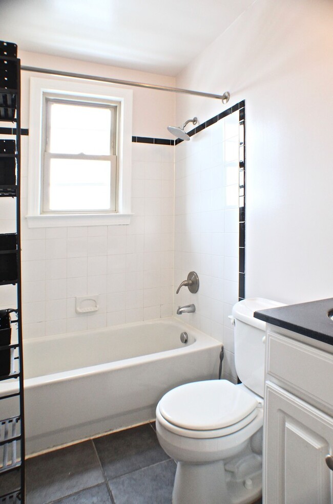 Building Photo - Beautifully Renovated 1BR, 1 Bath Apt in B...