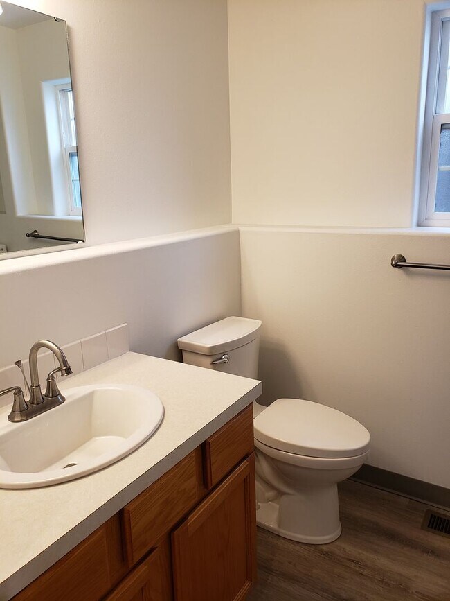 Building Photo - Beautifully Finished Home In A Great Location!