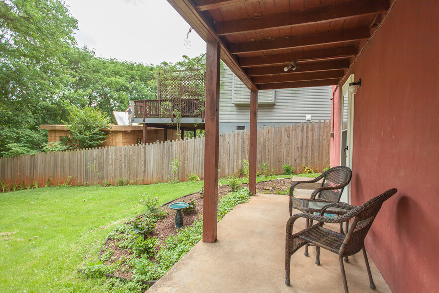 Private covered porch - 402 13th ST NE