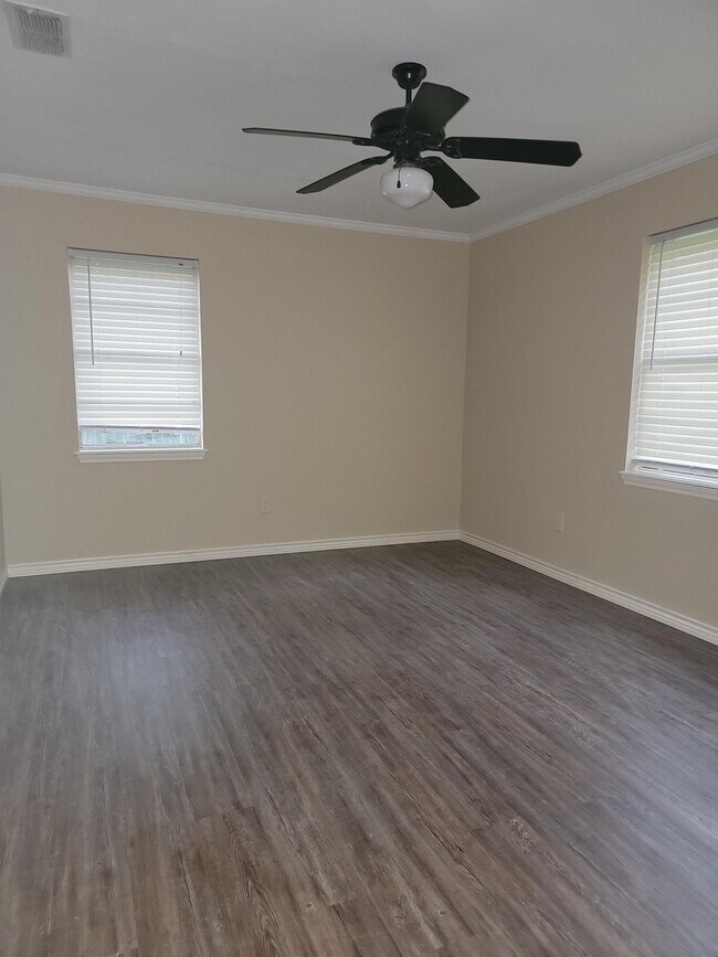 Building Photo - 10556 Rolling Pines Dr