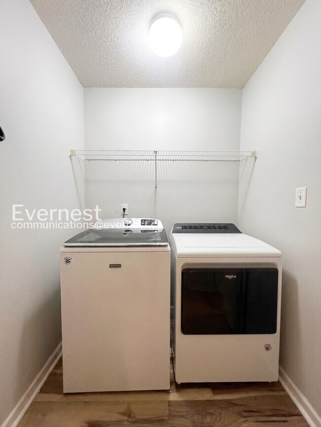 Building Photo - 3 Bed/2 Bath Home with Fenced Yard & Garage / Vouchers Accepted / Available Now!