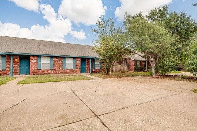 Building Photo - NOVEMBER Move in! 2/2 Duplex with fenced i...