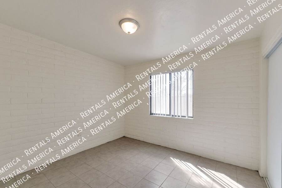 Building Photo - 7051 S 6th Ave