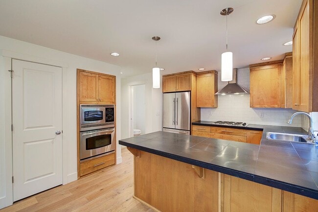Building Photo - 2Bd/1.5Ba Seattle Townhouse