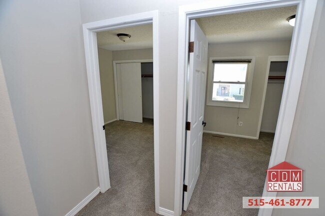 Building Photo - Wonderful Urbandale Home