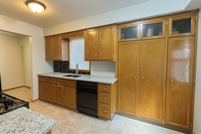Building Photo - COME CHECK-OUT ALL THE UPDATES!  Great crystal home with huge fenced in backyard! Awesome home fo...