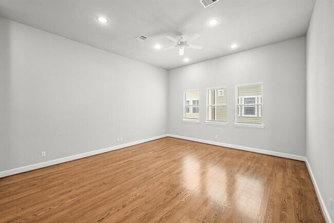Building Photo - 611 W 24th St