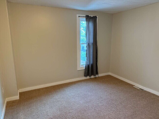 Building Photo - Charming 4 Bedroom Home with 2 Full Baths in Grand Rapids
